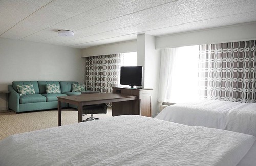 Dulles Town Center Hotel | DoubleTree by Hilton Sterling - Dulles Airport