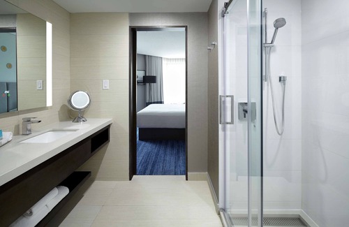 Quartier des Spectacles Hotel | DoubleTree by Hilton Montreal