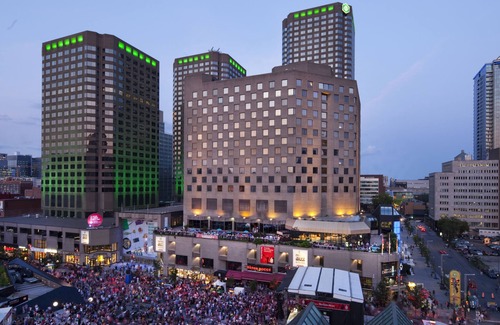 Quartier des Spectacles Hotel | DoubleTree by Hilton Montreal