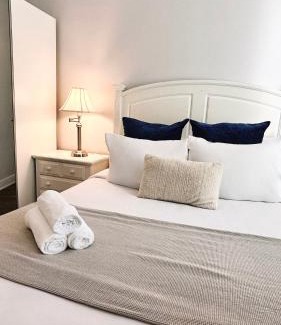 Downtown Apartment | Downtown 5B2B Apt, Sleeps 10, Near PPAC & Events