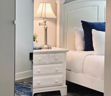 Downtown Apartment | Downtown 5B2B Apt, Sleeps 10, Near PPAC & Events