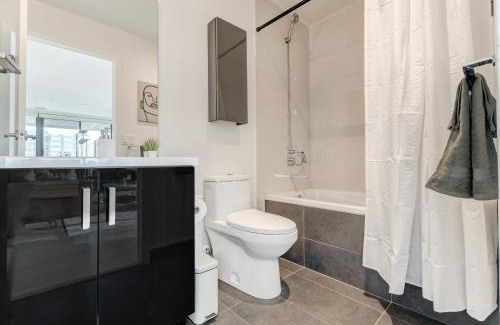 Connaught Apartment | Downtown Calgary Tower View
