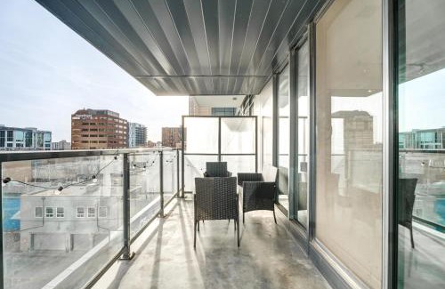 Connaught Apartment | Downtown Calgary Tower View