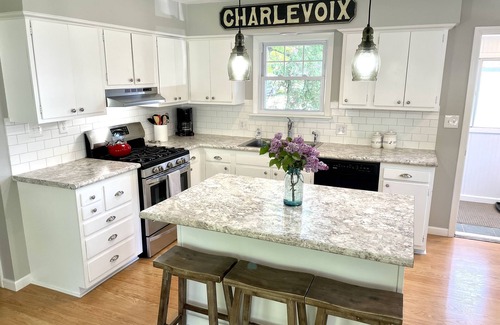 Charlevoix House | DOWNTOWN Charlevoix! FANTASTIC location & Ratings!