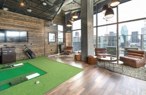 Uptown Condo | Downtown Dallas Apt w/View-walking distance to AAC+Free Parking+ Pool+Wifi