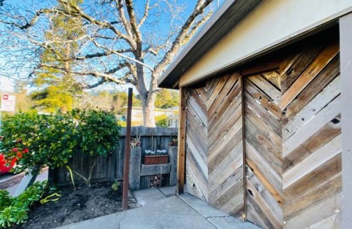 Fairfax House | Downtown on Dominga! STEPS to anywhere in Fairfax