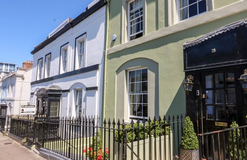 Plymouth Cottage | DRAKE'S RETREAT, romantic, with a garden in Plymouth