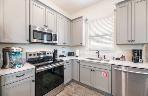 West Kissimmee Cottage | Dreamy Cottage near Disney with Margaritaville Resort & Island H20 Waterpark.