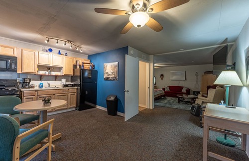 Summersville Apartment | Driftwood Suite at Lake Sometimes