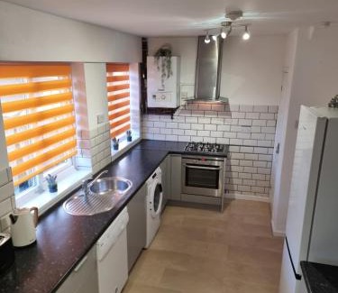 Newark upon Trent House | Dulverton house - 3 bed house/sleeps 6+ driveway+close to M1