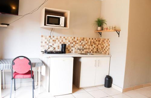 Greater Johannesburg Metropolitan Area House | Dumelang Executive Lodge- OFF-GRID Solar powered Midrand