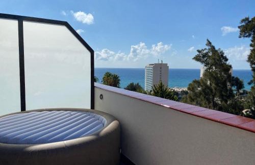 Torrequebrada Apartment | Duplex de lujo en la playa , jacuzzy, piscina, chimenea y padel
