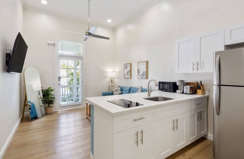 Uptown - Upper Duval Apartment | Duval Corner Updated Condo Steps to Duval St