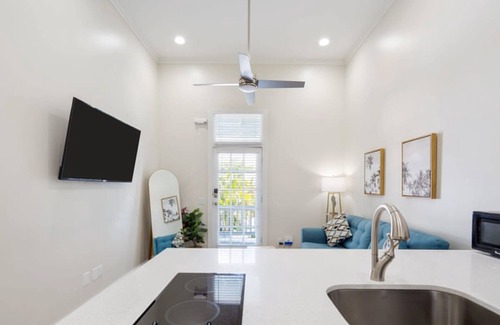 Uptown - Upper Duval Apartment | Duval Corner Updated Condo Steps to Duval St