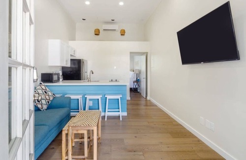 Uptown - Upper Duval Apartment | Duval Corner Updated Condo Steps to Duval St