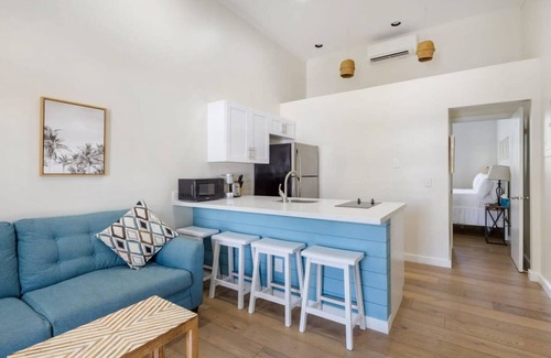 Uptown - Upper Duval Apartment | Duval Corner Updated Condo Steps to Duval St