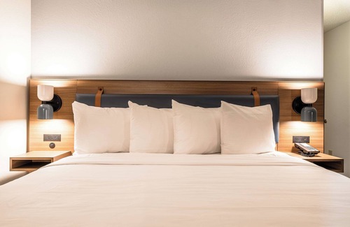 Richardson Hotel | Easily-Accessible Hotel! Outdoor Pool, Close to Galleria Dallas, Pets Allowed!