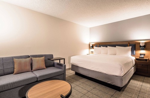 Richardson Hotel | Easily-Accessible Hotel! Outdoor Pool, Close to Galleria Dallas, Pets Allowed!