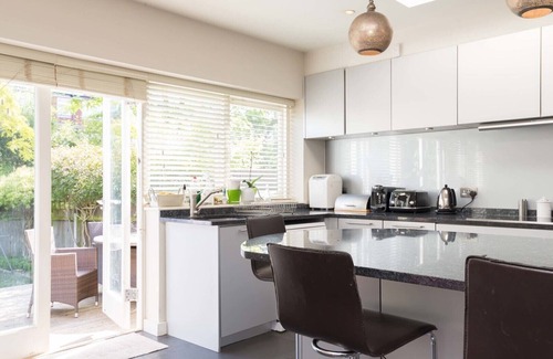 Mortlake House | East Sheen, by Veeve