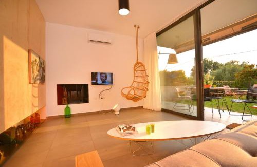 Diasella House | East-West
