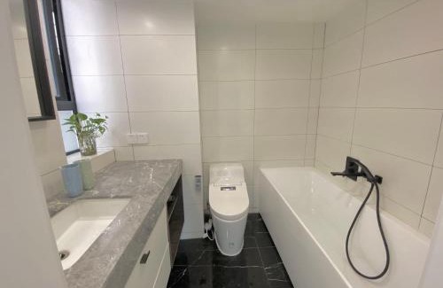 Jing'an Apartment | Eastern Hub - French Window 3Bedroom 2Balcony near Heng Long Plaza People's Square West Nanjing Road