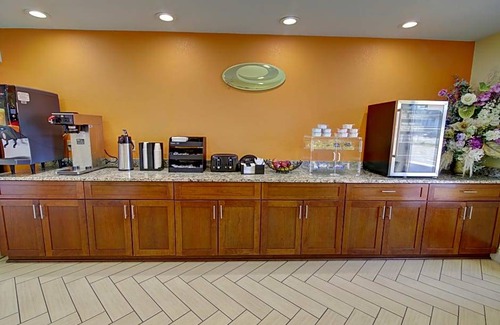 Norfolk - Virginia Beach Hotel | Econo Lodge at Military Circle