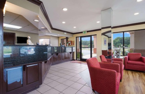 Gold Rock Hotel | Econo Lodge Battleboro - Rocky Mount I-95