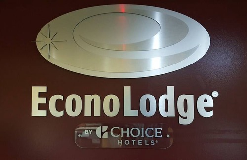 Temple Crest Hotel | Econo Lodge Busch Gardens