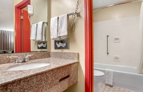 Forest Hotel | Econo Lodge Inn & Suites Forest