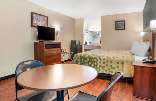 Forest Hotel | Econo Lodge Inn & Suites Forest
