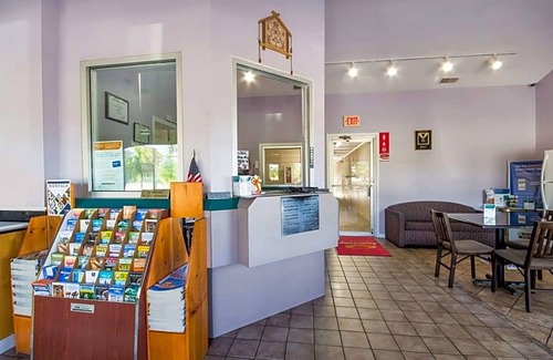 North Camellia Acres Hotel | Econo Lodge Little Creek