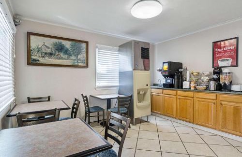 Sturbridge Cabin | Econo Lodge Sturbridge Route 20