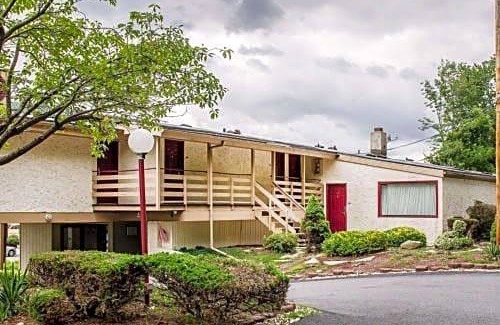 Chinchilla Hotel | Econo Lodge Summit - Scranton