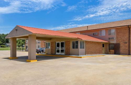 Emporia Cabin | Econo Lodge