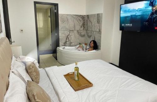 Puerto Santa Ana Apartment | Ecusuites Jacuzzi Preference 7 Vista al Río