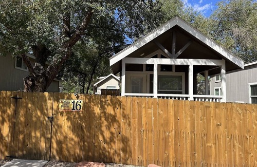Moab House | Edge of the Desert Moab Rim Cabin #16