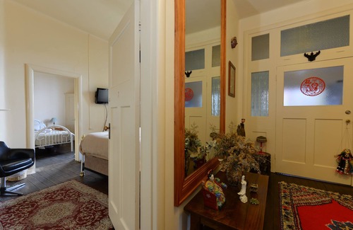Hobart Central Business District Bed & Breakfast | Edinburgh Gallery Bed & Breakfast
