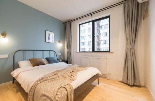 Huangpu Apartment | EHUB - Enjoy Shanghai Tower View with Floating Bed, near Yuyuan Garden and the Bund