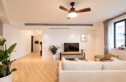 Huangpu Apartment | EHUB - Enjoy Shanghai Tower View with Floating Bed, near Yuyuan Garden and the Bund