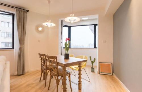 Huangpu Apartment | EHUB - Enjoy Shanghai Tower View with Floating Bed, near Yuyuan Garden and the Bund