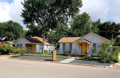 Holly House | El Bungalow Dos ~ Eclectic Eastside, ATX