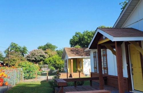 Holly House | El Bungalow Dos ~ Eclectic Eastside, ATX
