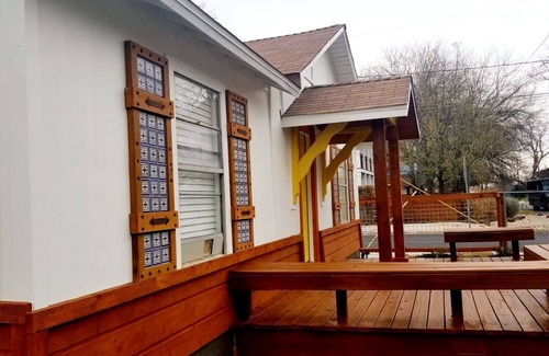 Holly House | El Bungalow Dos ~ Eclectic Eastside, ATX