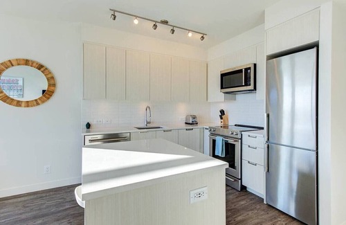Burnaby Apartment | Elegant 1BR Apt with Skyline Views near Metropolis