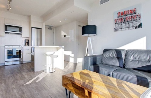 Burnaby Apartment | Elegant 1BR Apt with Skyline Views near Metropolis