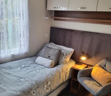 Prestonpans Resort | Elegant 2 Bedroom En-Suite Caravan with Bathtub near Edinburgh Seton Sands Holiday Village