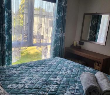 Prestonpans Resort | Elegant 2 Bedroom En-Suite Caravan with Bathtub near Edinburgh Seton Sands Holiday Village