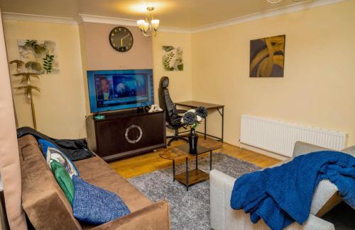 Sittingbourne Apartment | Elegant 3-Bedroom, Free parking, Garden, Pet Friendly, superfast Wi-Fi!