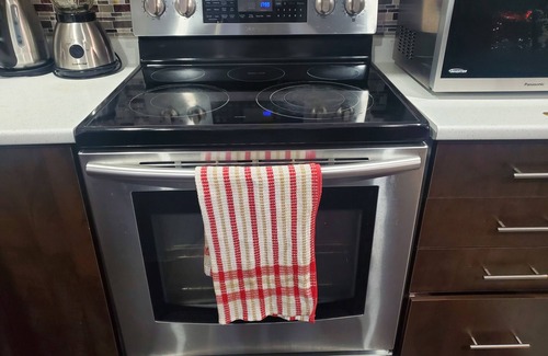 Brampton House | Elegant Home Away From Home. (Unit Apartment)