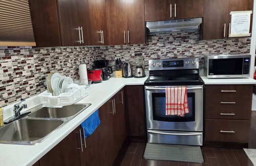 Brampton House | Elegant Home Away From Home. (Unit Apartment)